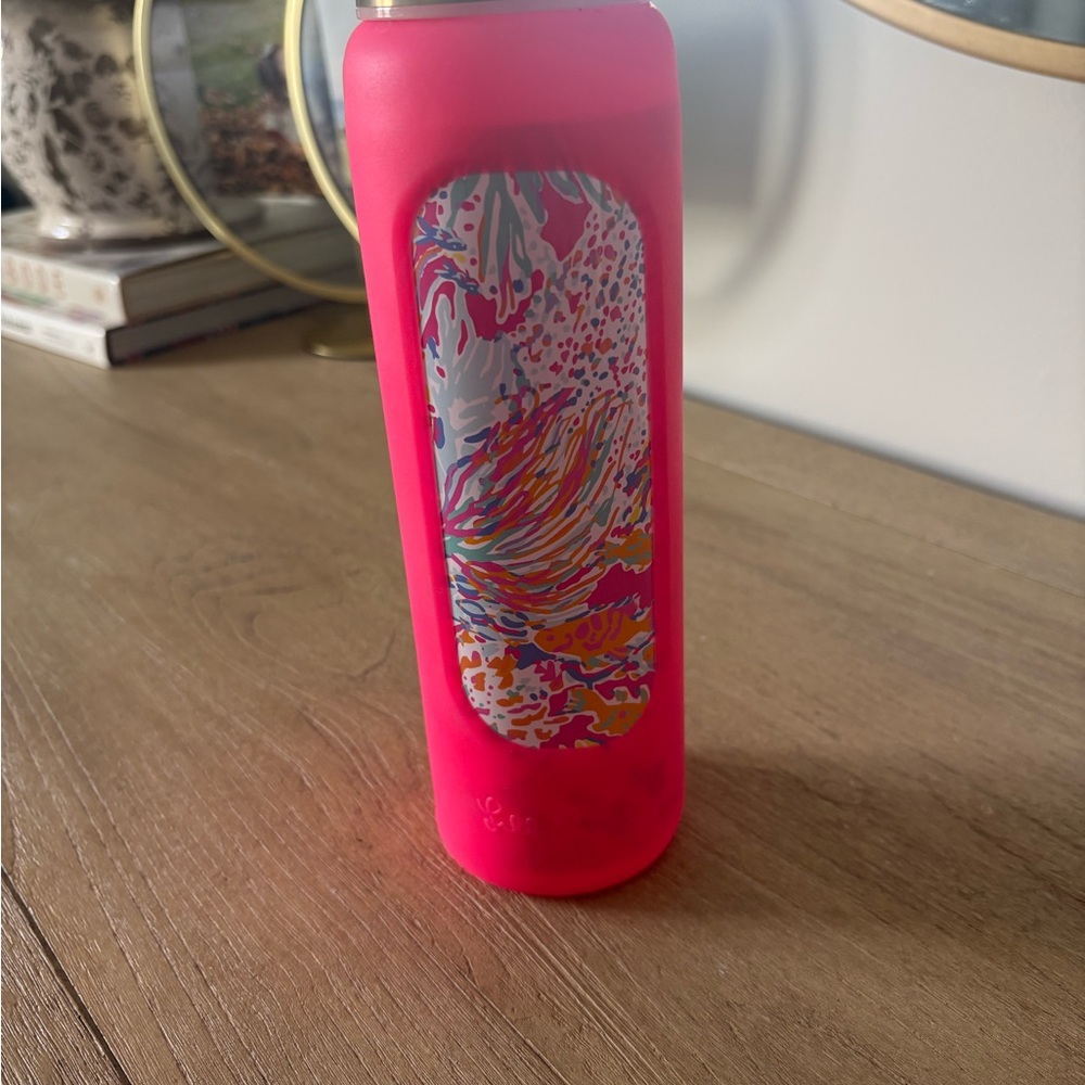 Lilly Pulitzer Glass Water Bottle Sunken Treasure dragonfruit Pink sleeve